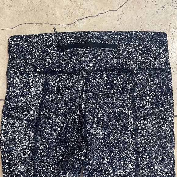 Lululemon leggings size 6 with pockets and zipper - Picture 4 of 4